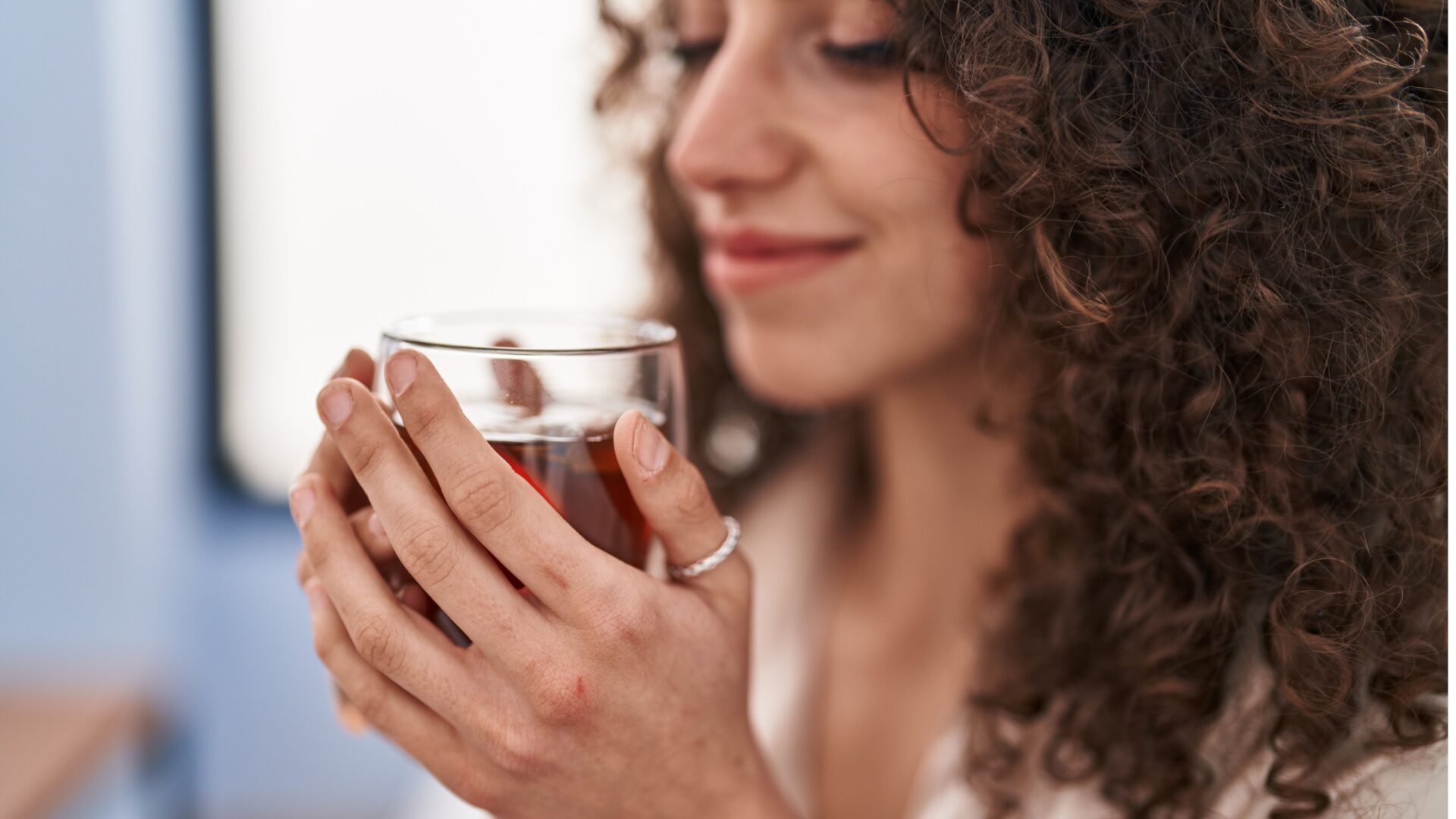 Vrouw met een kop thee in haar handen