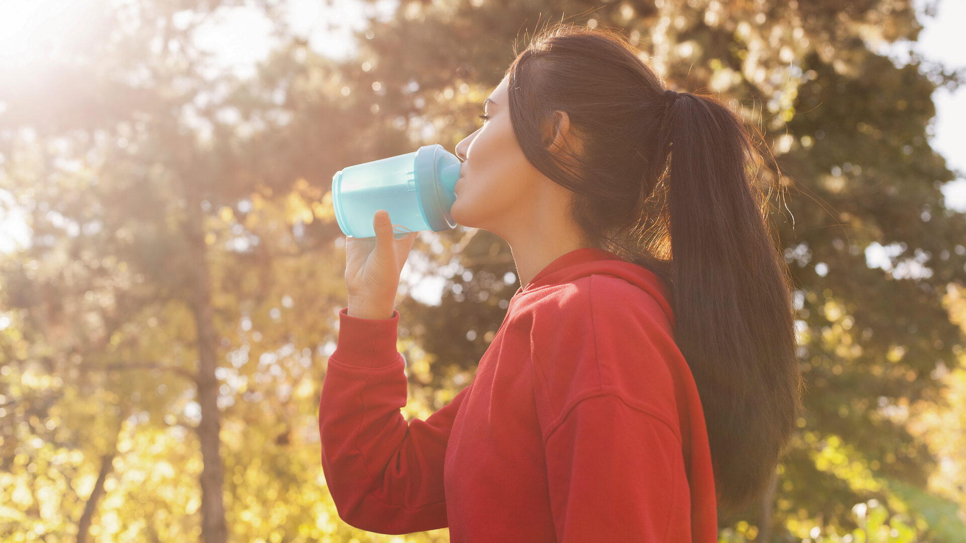 Vrouw neemt slok uit fles