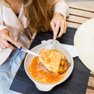 Vrouw eet bij een restaurant