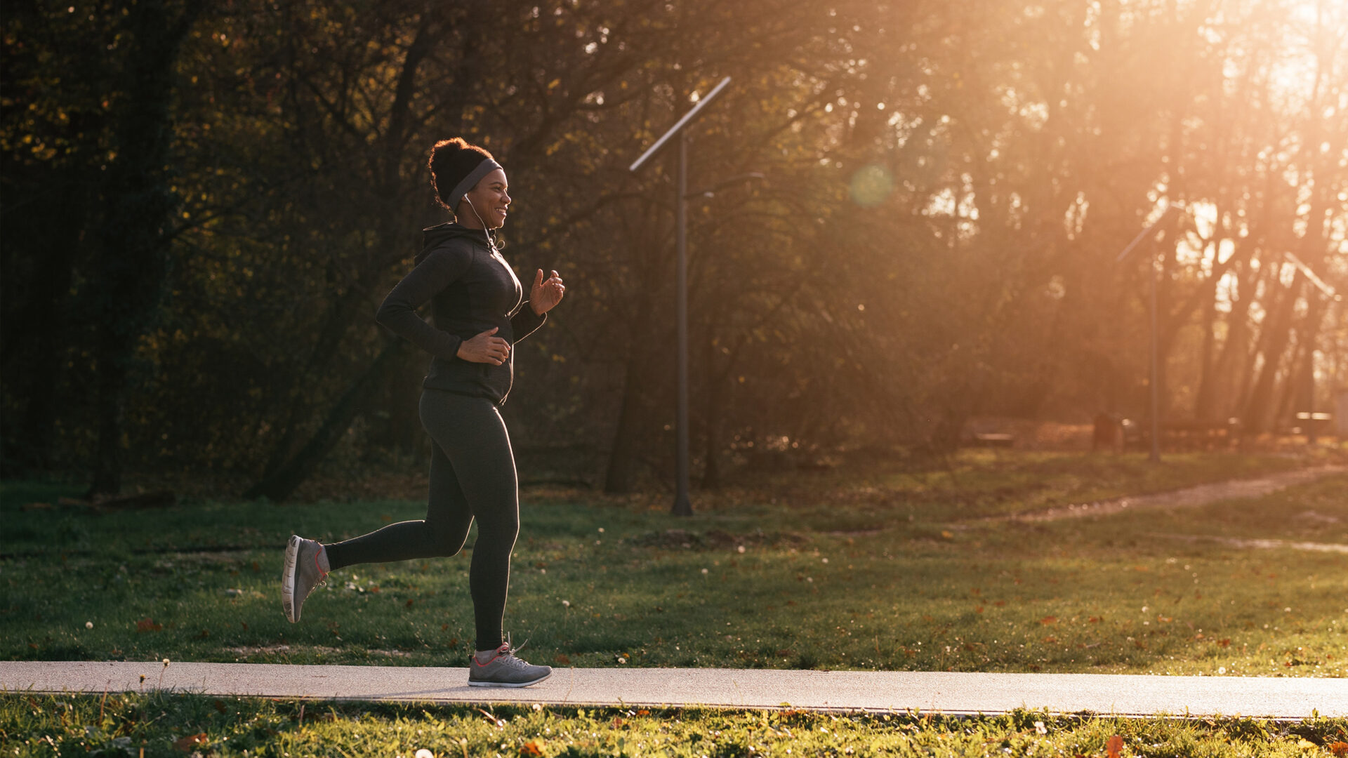 vrouw hardlopen ochtendzon