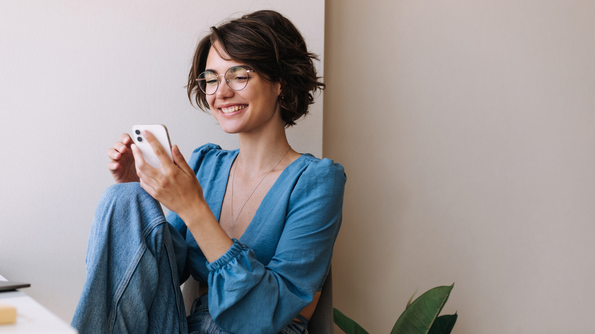 Vrouw met haar smartphone in haar handen