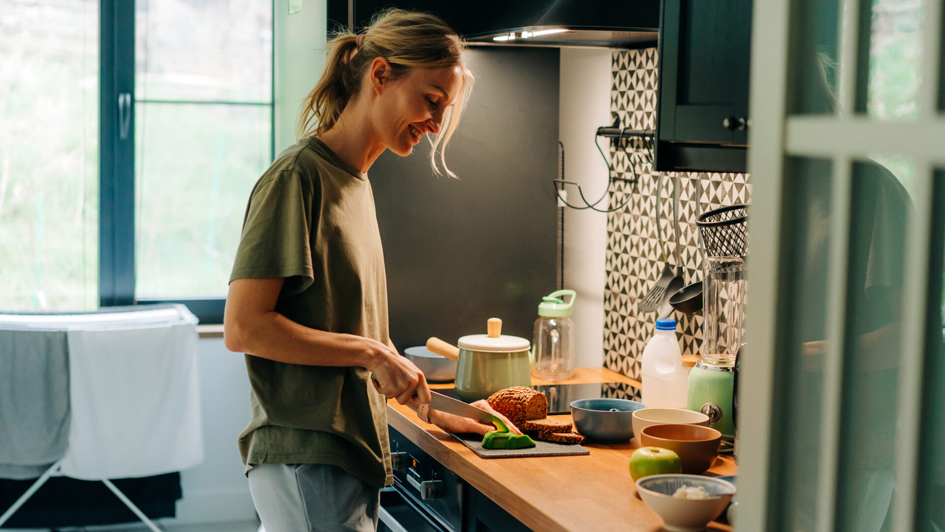 Vrouw aanrecht keuken avocado