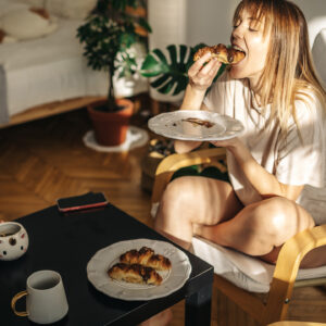 Afbeelding: vrouw eet croissants