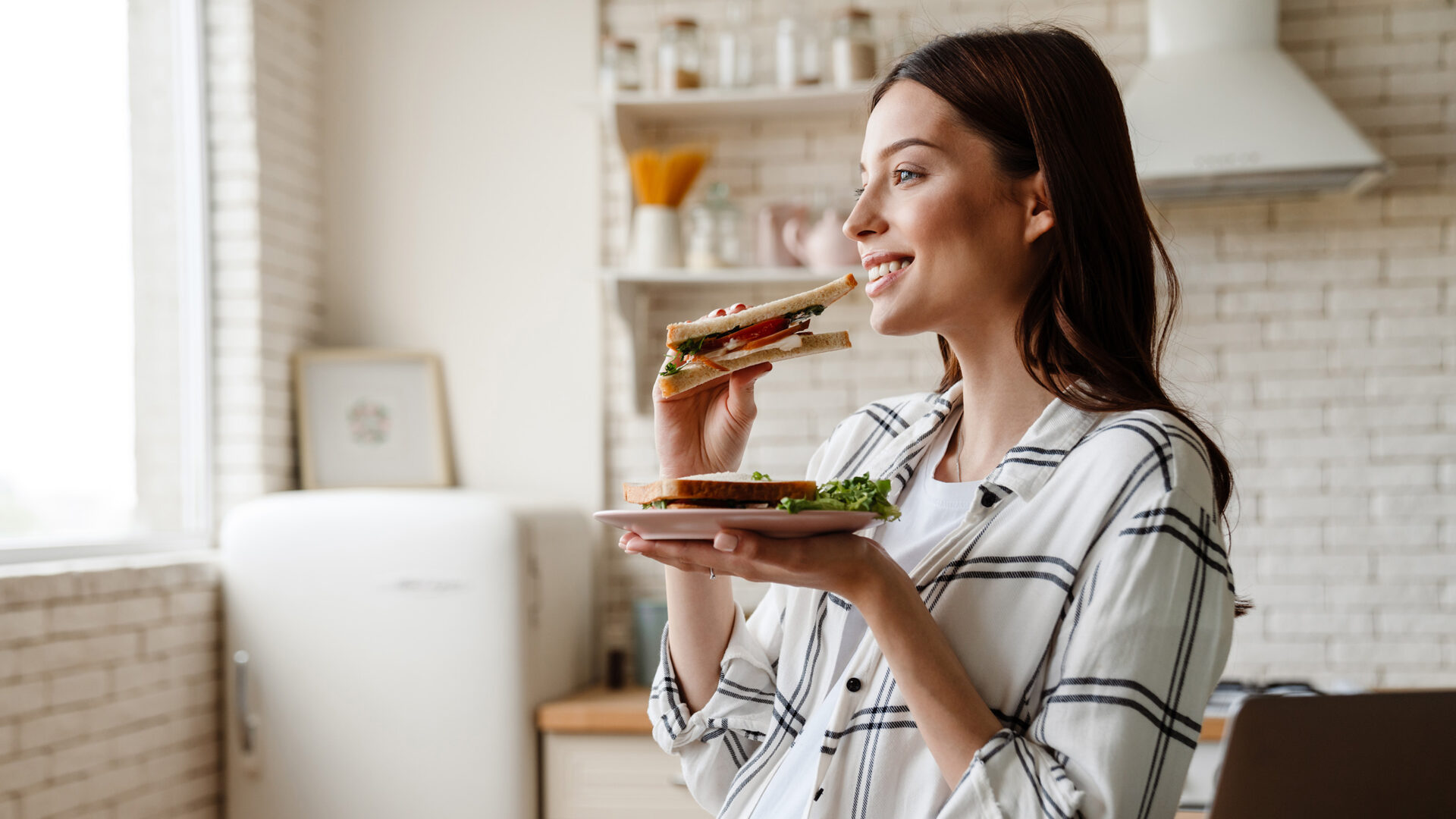 Vrouw met sandwich in handen