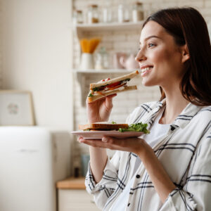 Vrouw met sandwich in handen