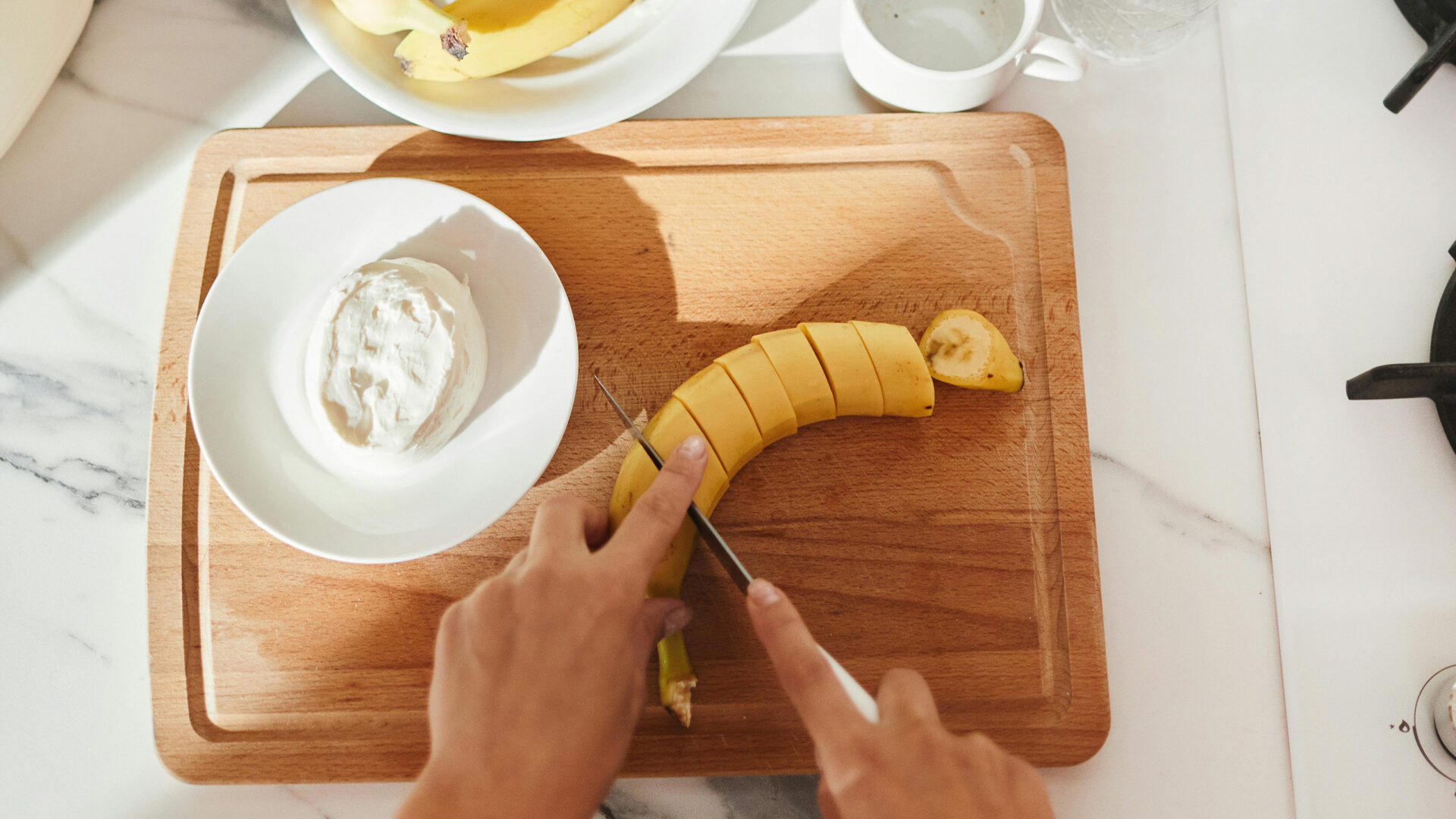 banaan snijden op een houten snijplank