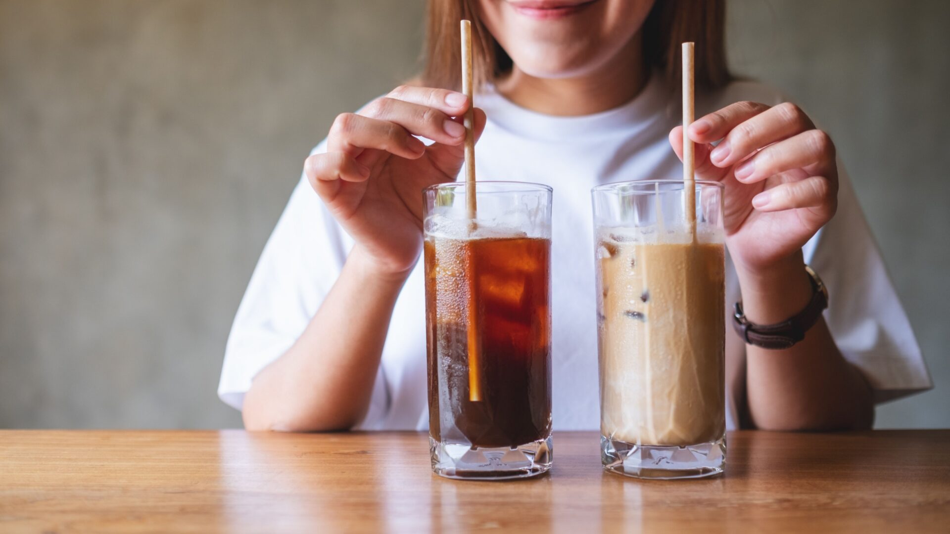 Ijskoffie en cola op tafel