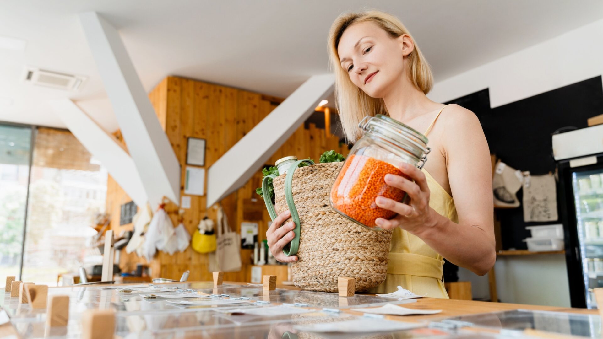 Vrouw pakt boodschappen uit