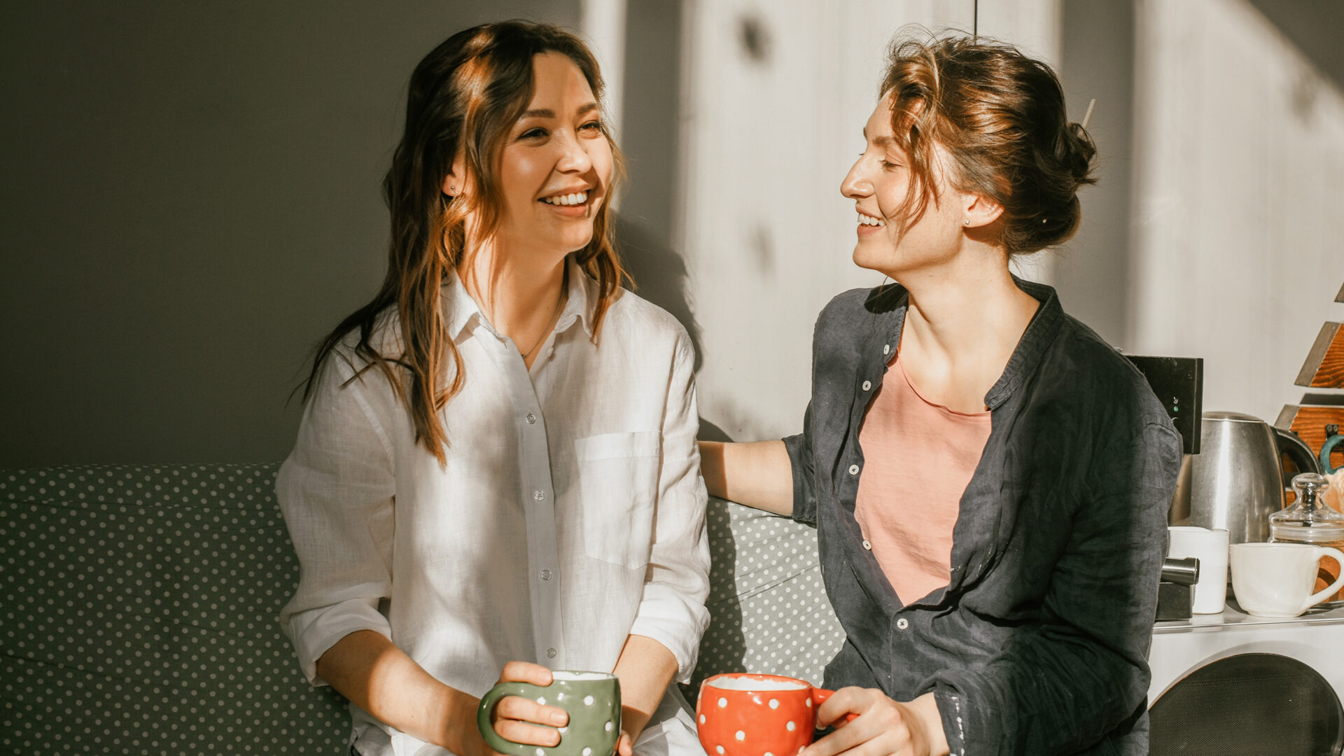 twee vrouwen naast elkaar met een mok