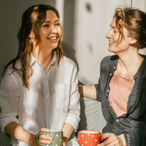 twee vrouwen naast elkaar met een mok