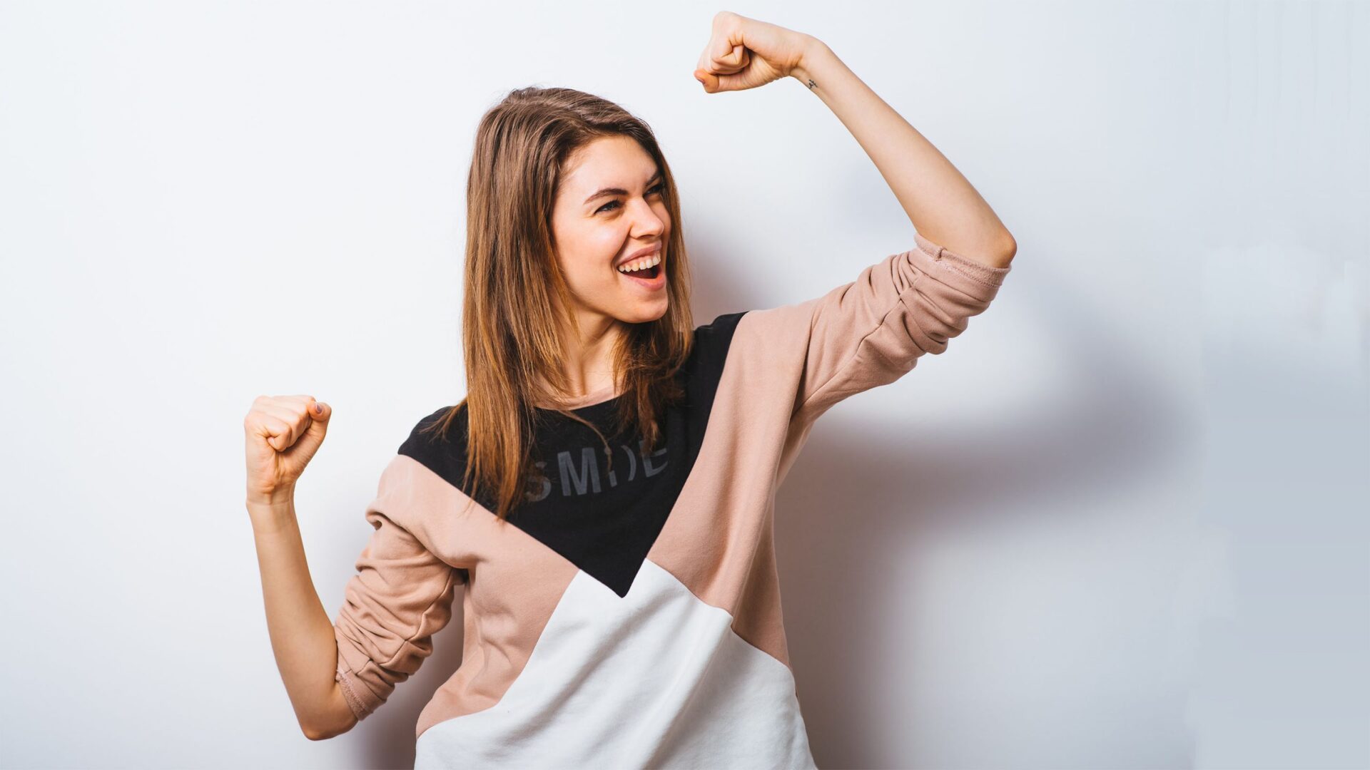 She is very glad she. Очень счастливая девушка. Women Power. Women Power фотосессия. Похвалить женщину фото.