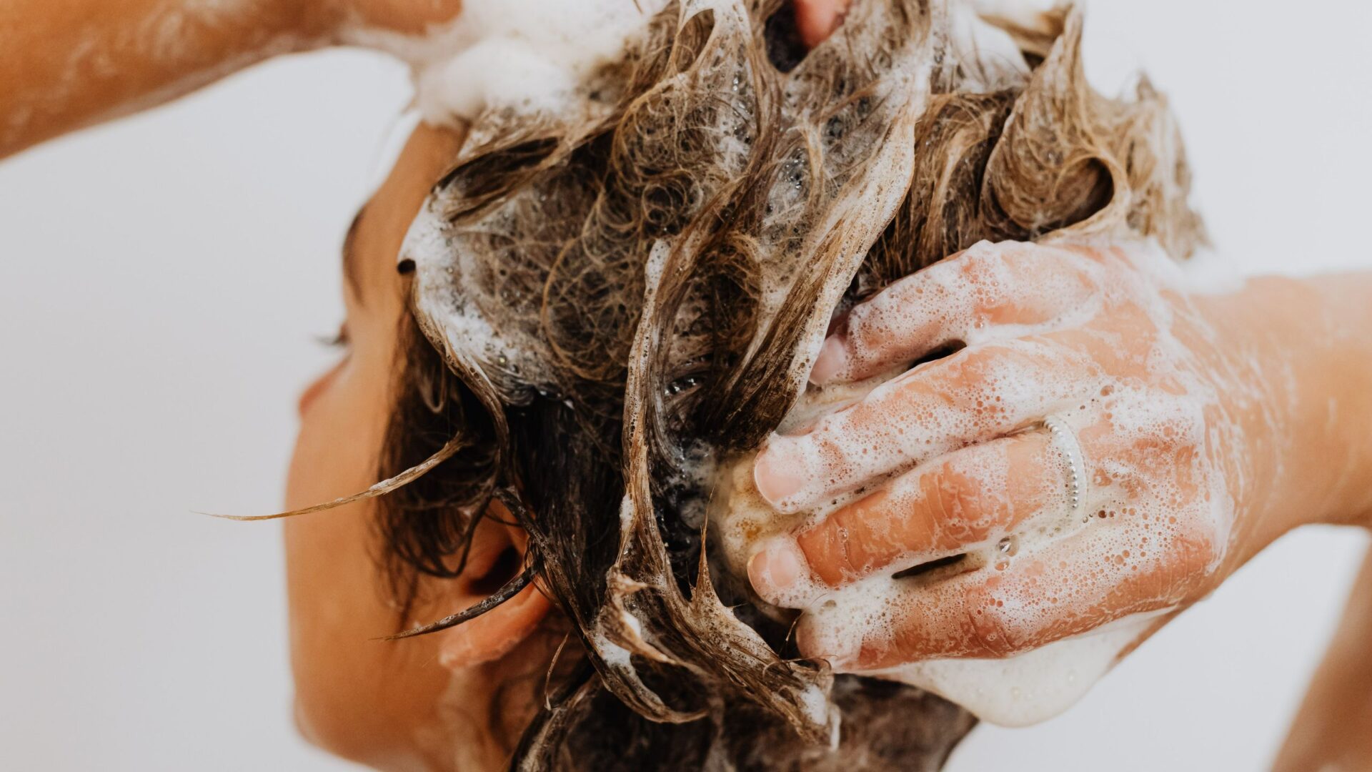 Fouten die je maakt bij het wassen van je haar