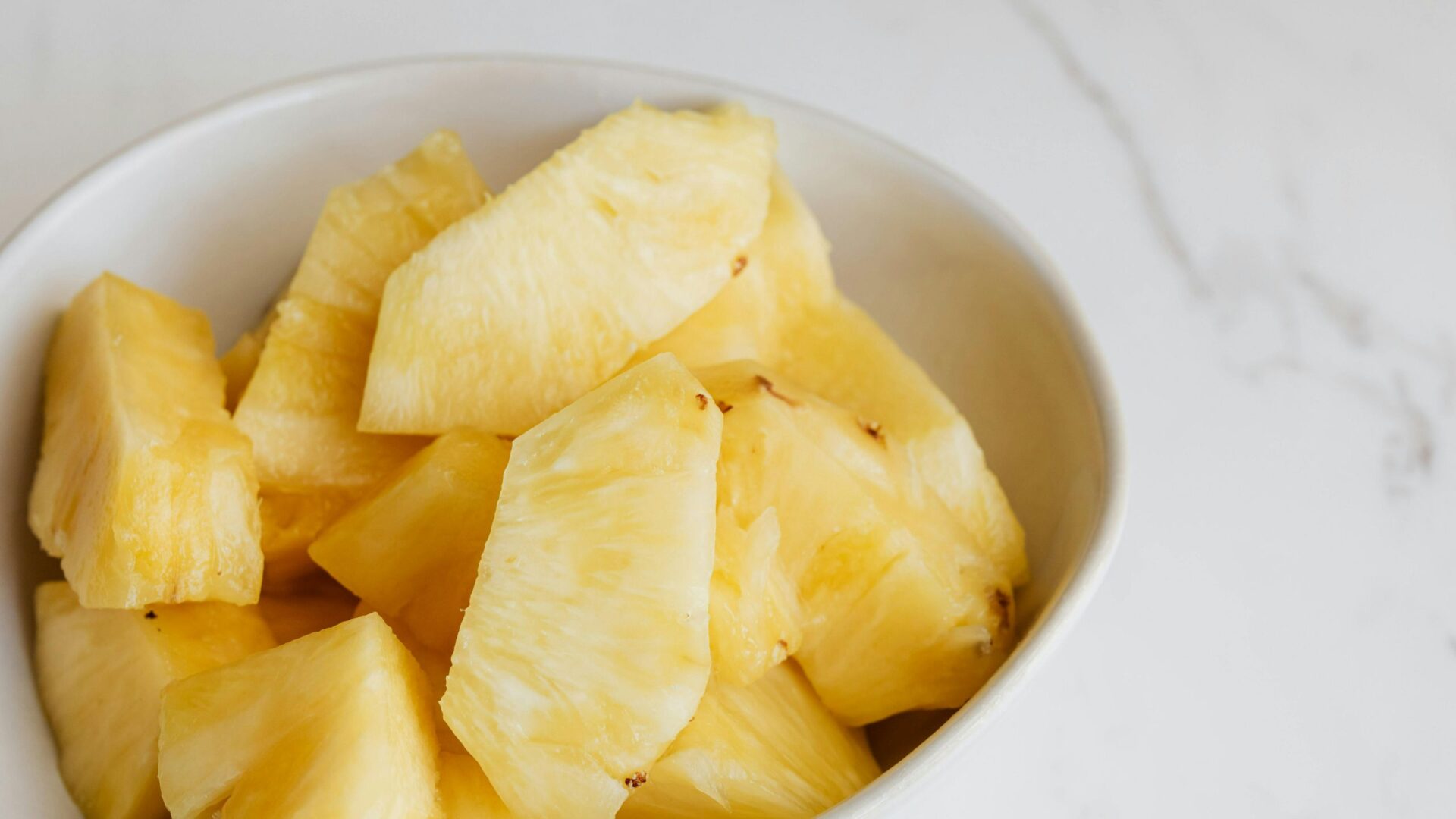 Waarom prikt je tong na het eten van ananas?