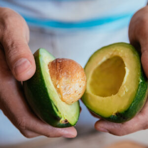 De avocadopit kun je eten! Verspil minder!