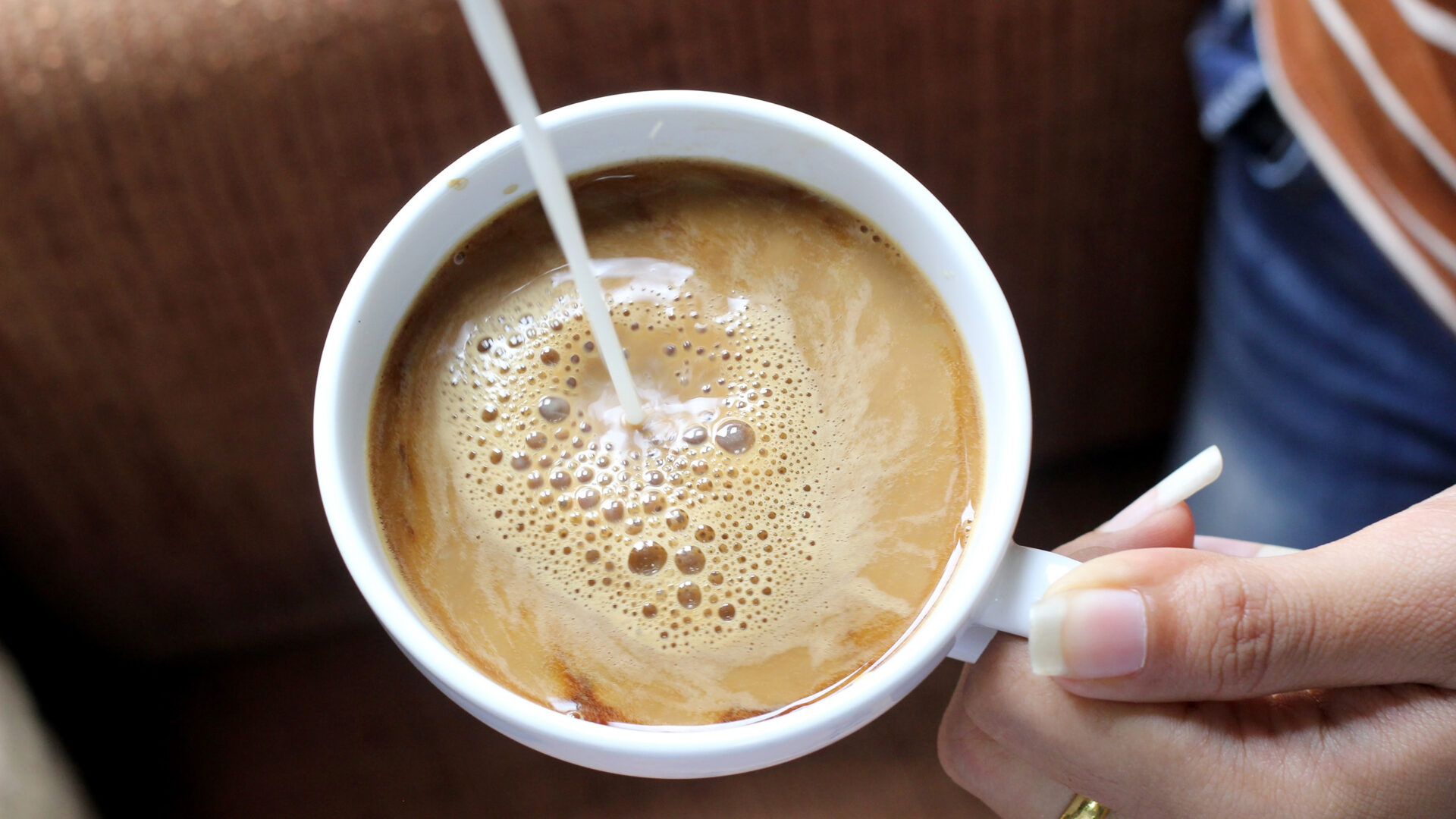 Melk in de koffie schenken