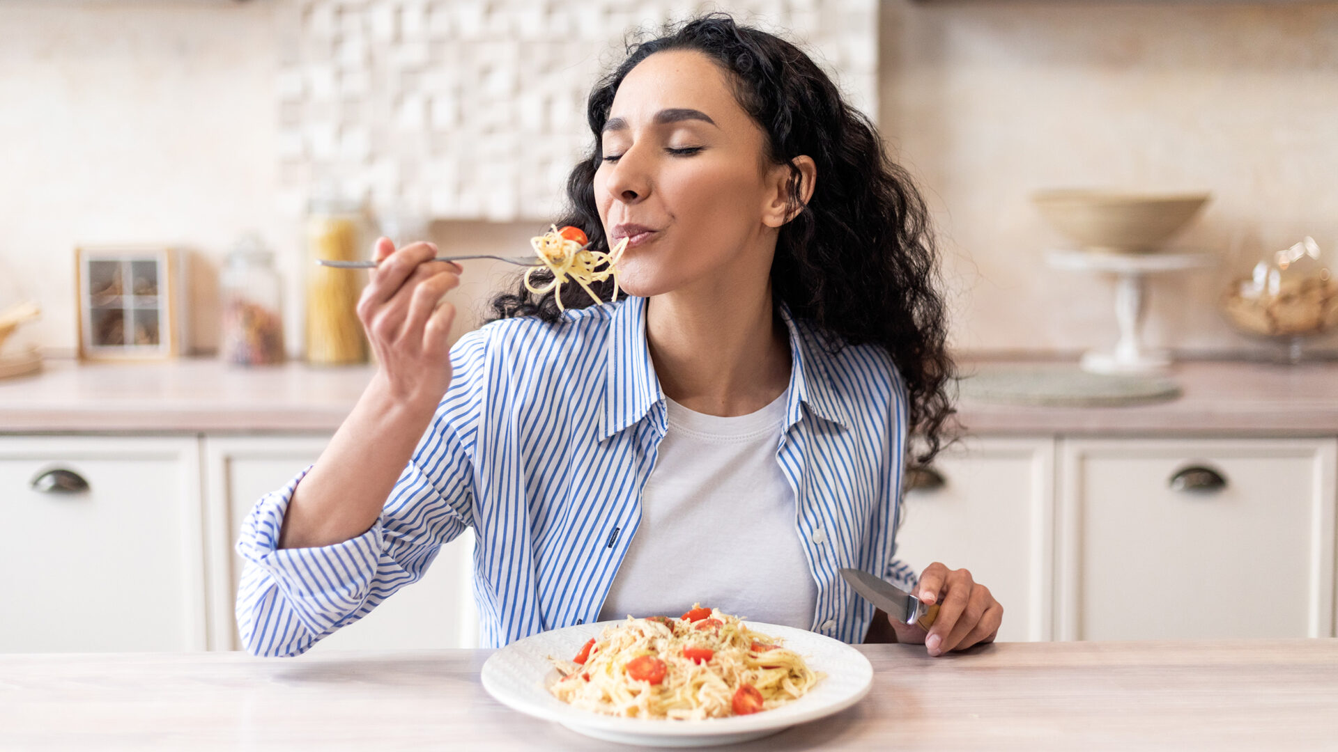 vrouw eet spaghetti