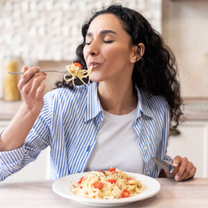 vrouw eet spaghetti