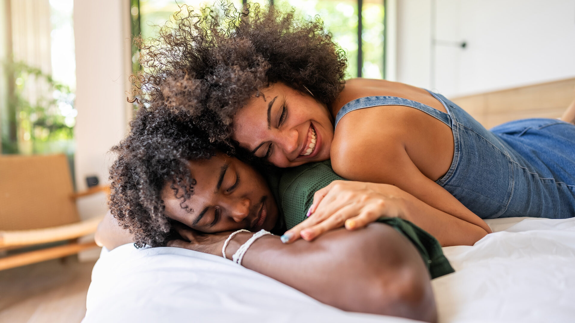 Vrouw en man liggen in bed