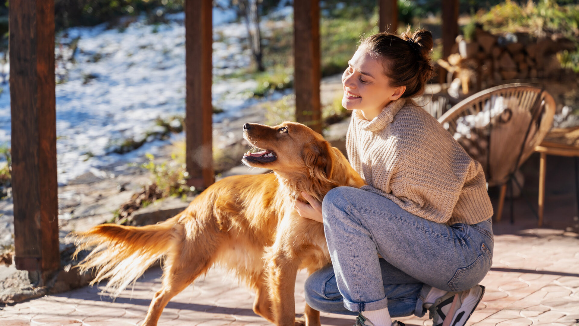 vrouw met hond op vlonder naast het water