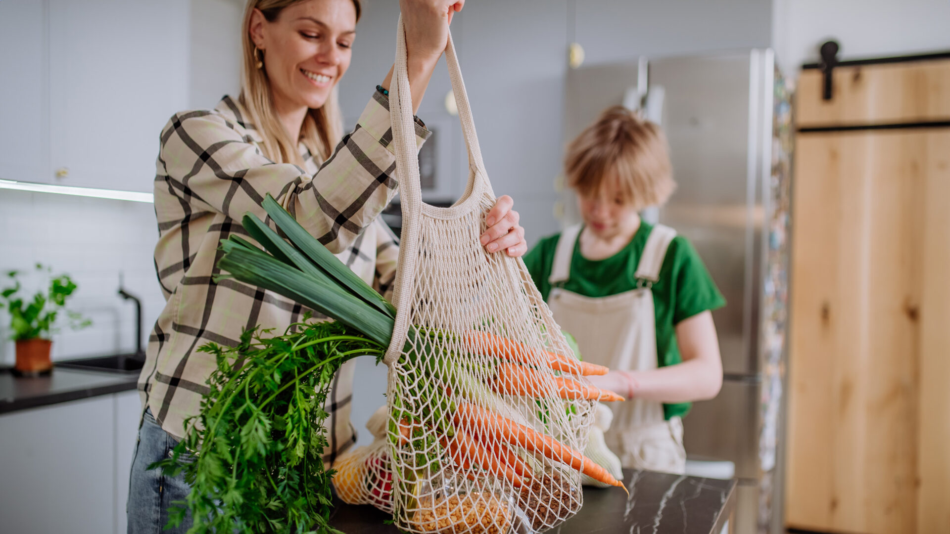 Vrouw en kind met tas vol wortelen