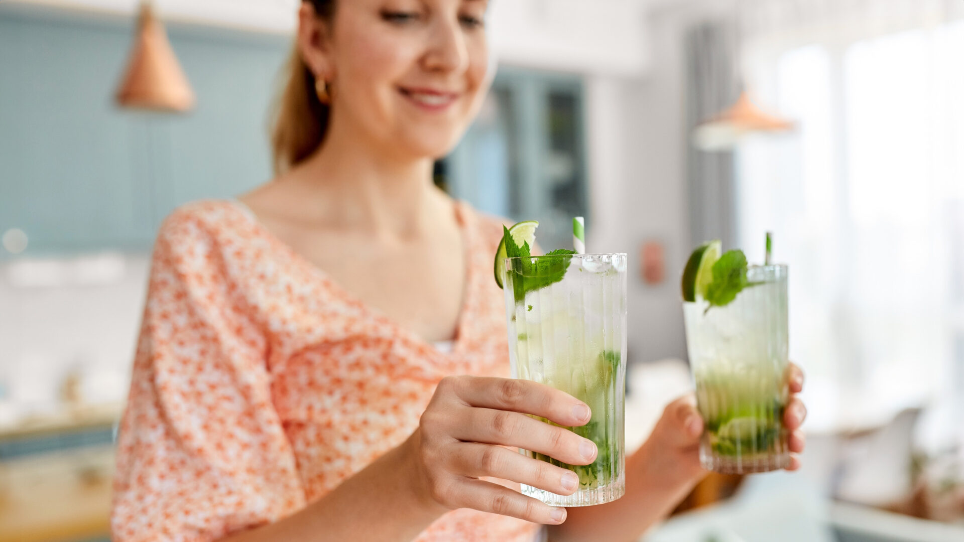 vrouw met twee glazen frisdrank in handen