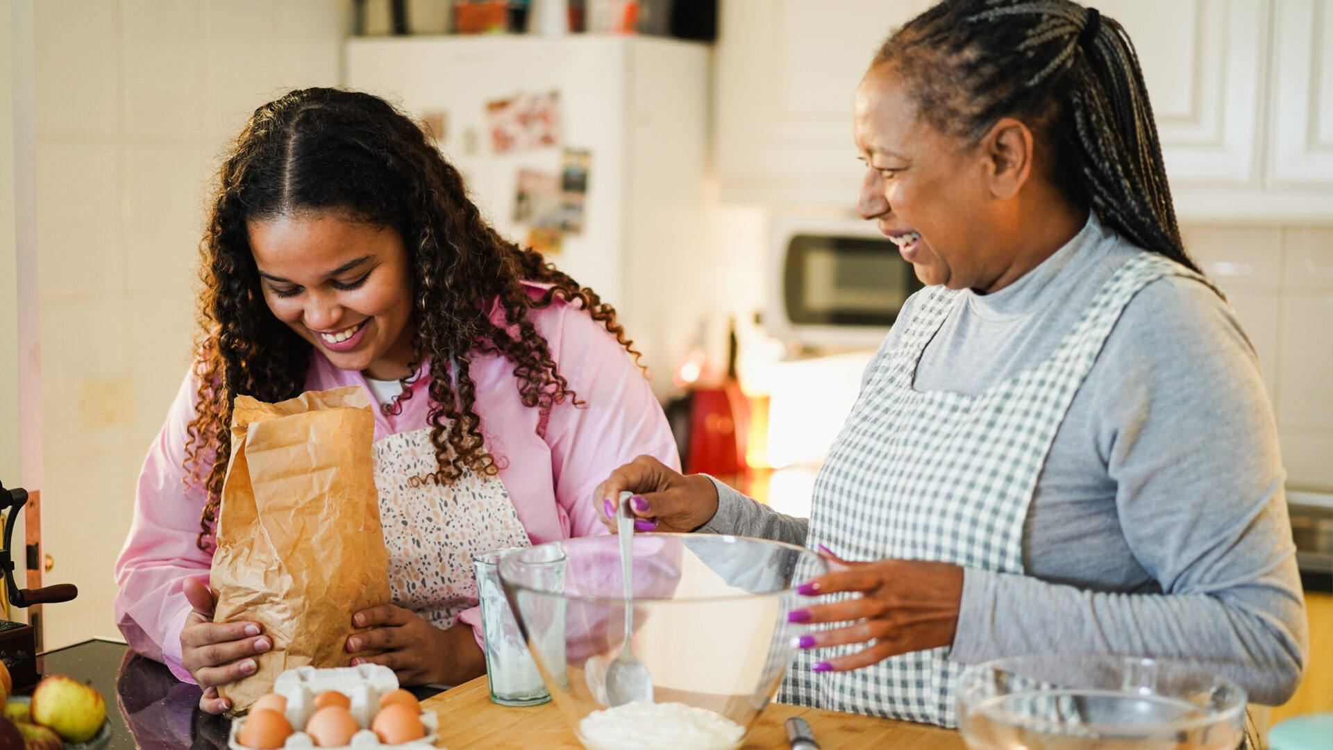 Twee vrouwen in de keuken met een beslagkom