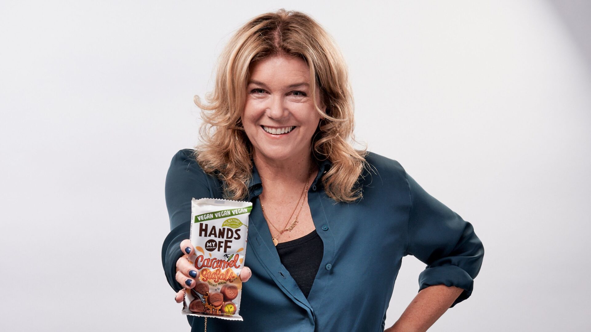 Kitty Smeets houd een chocolade reep van Hands Off vast