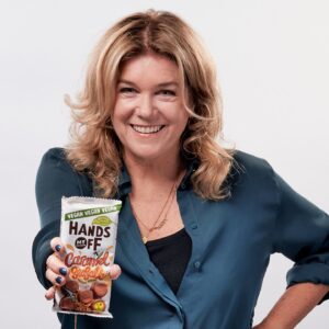 Kitty Smeets houd een chocolade reep van Hands Off vast