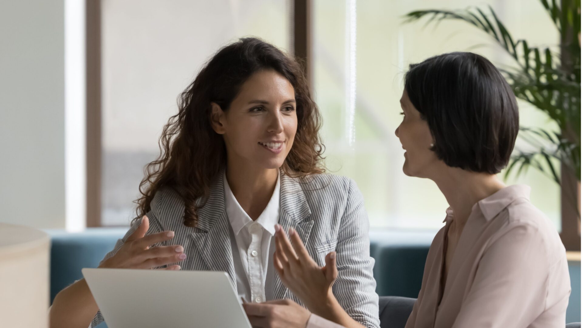 Twee vrouwen overleggen achter een laptop