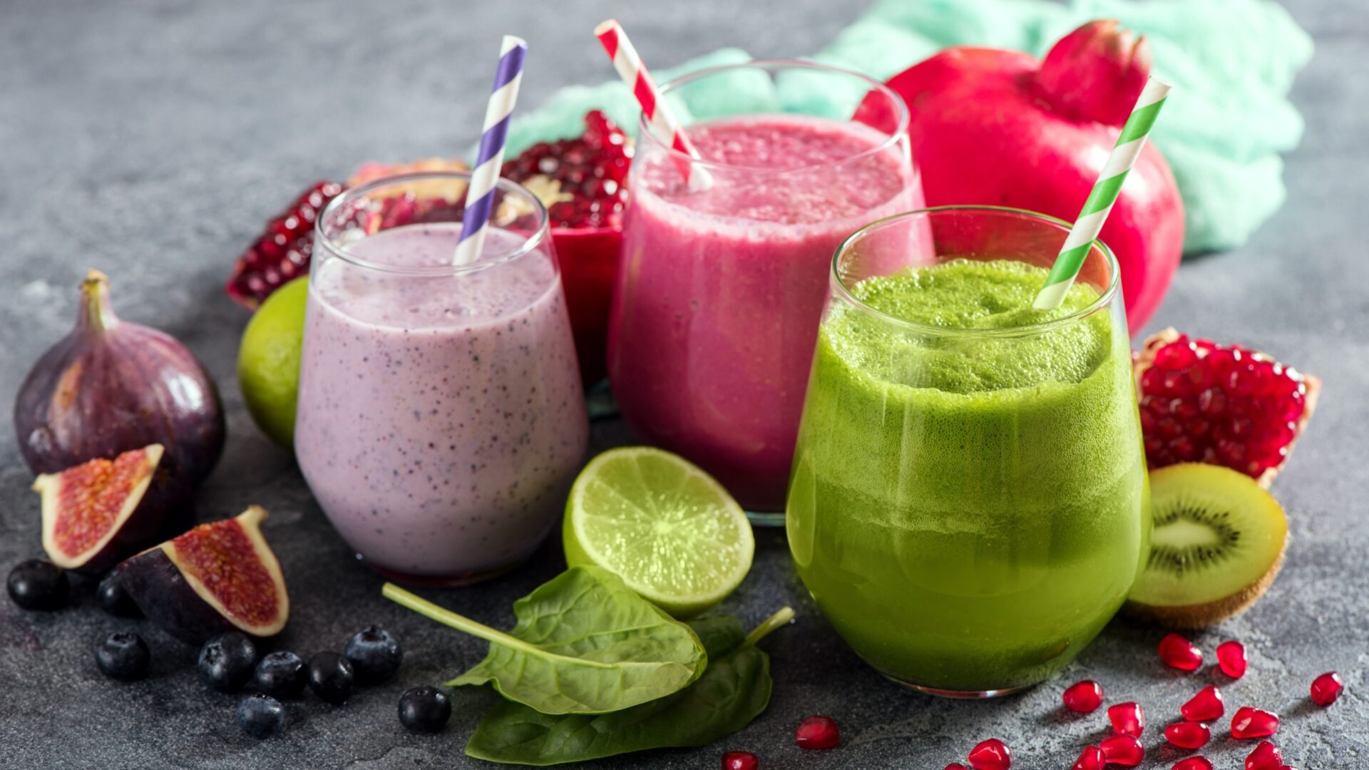 3 glazen met smoothies in verschillende kleuren