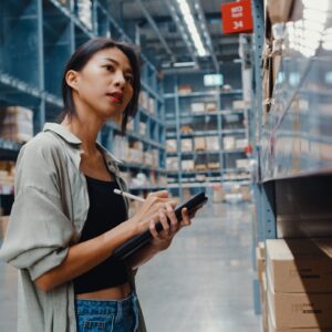 Vrouw met kladblok in een magazijn