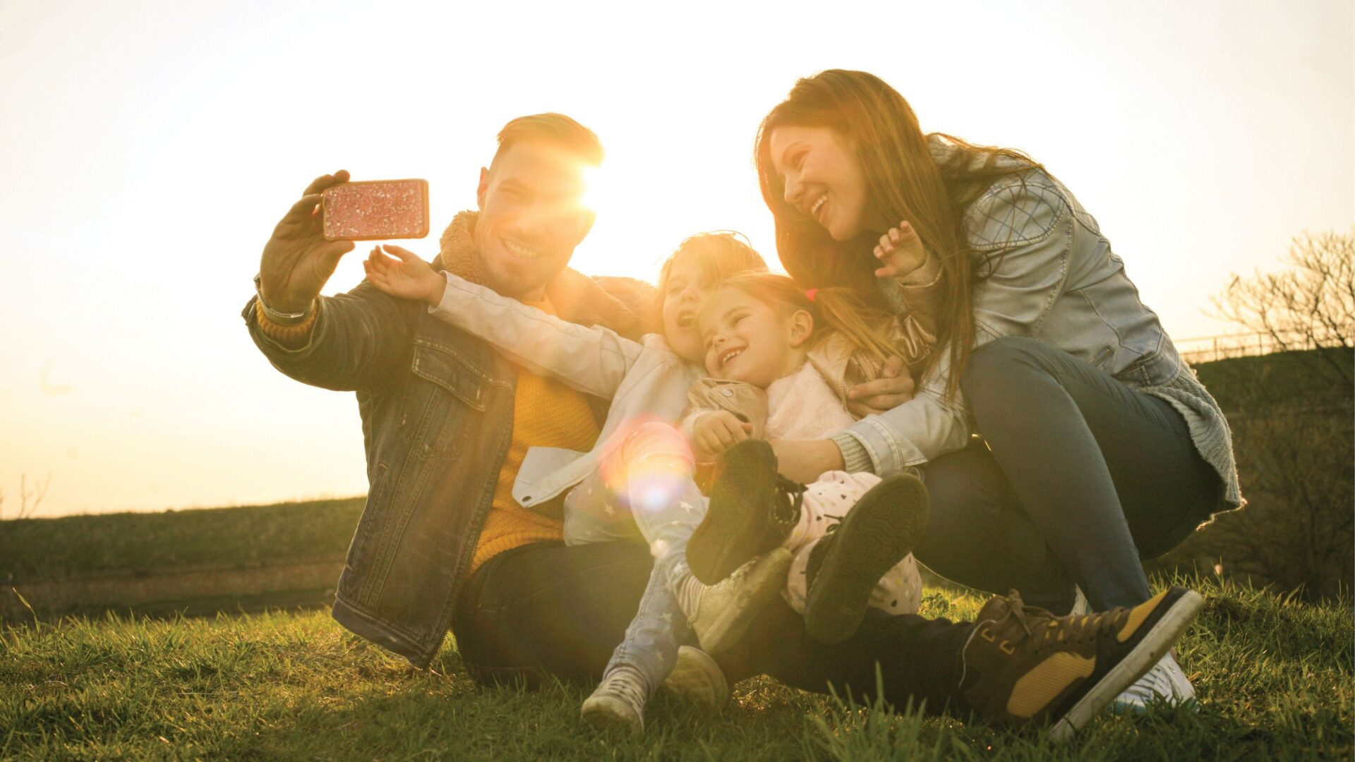 Blije familie maakt een selfie