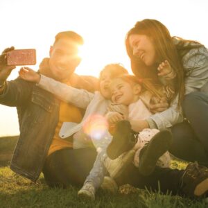 Blije familie maakt een selfie