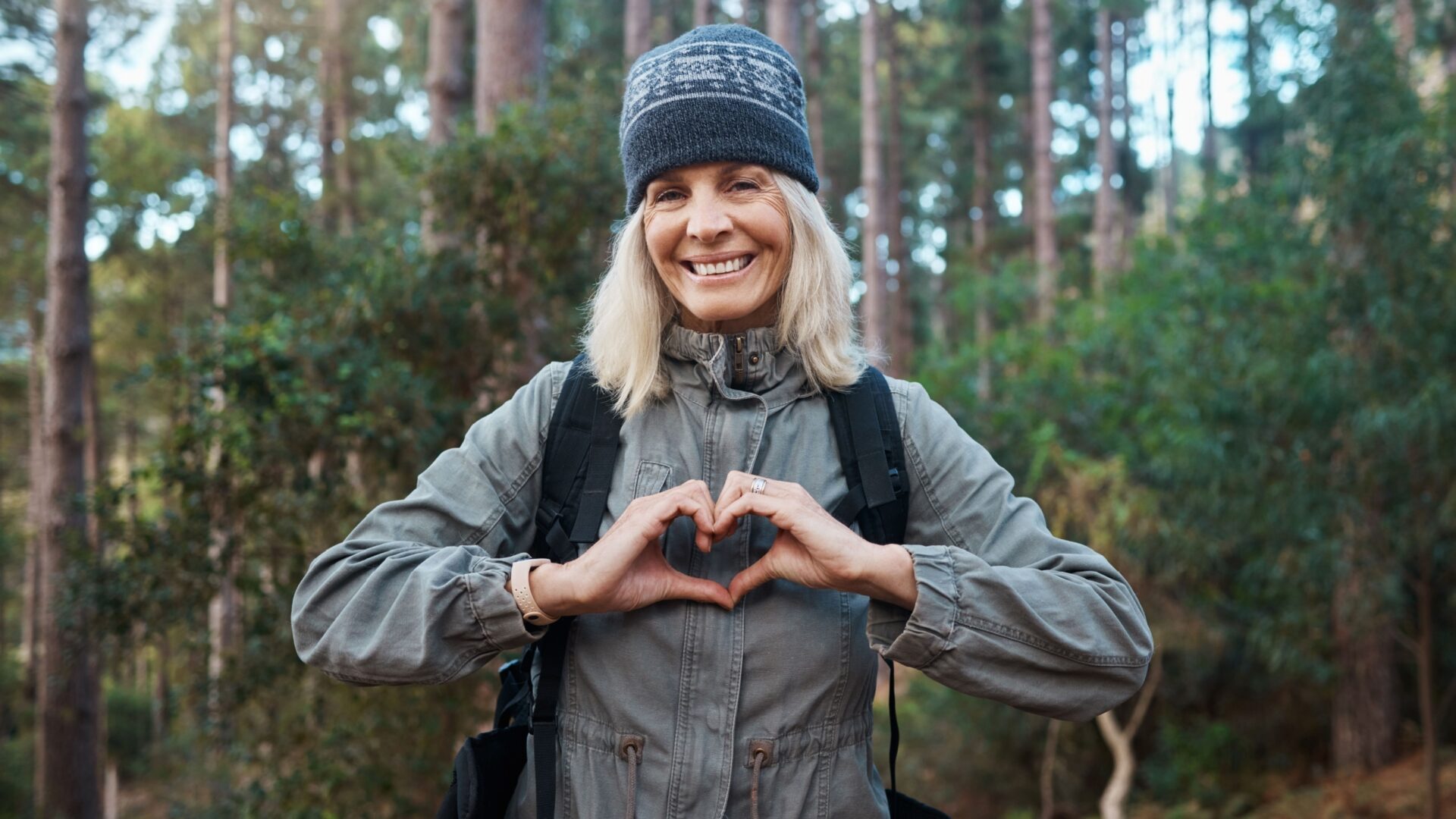 Vrouw vormt een hart met haar handen voor haar borst