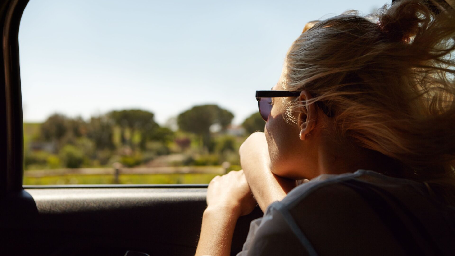 Vrouw staart uit het raam van een rijdende trein