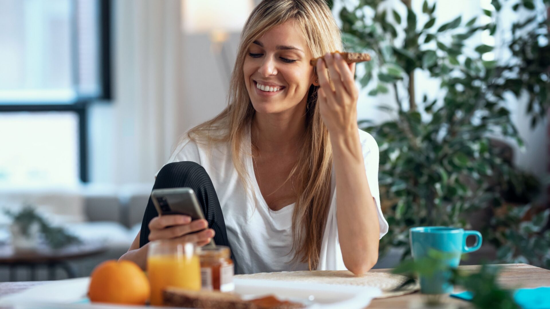 Vrouw aan tafel met telefoon