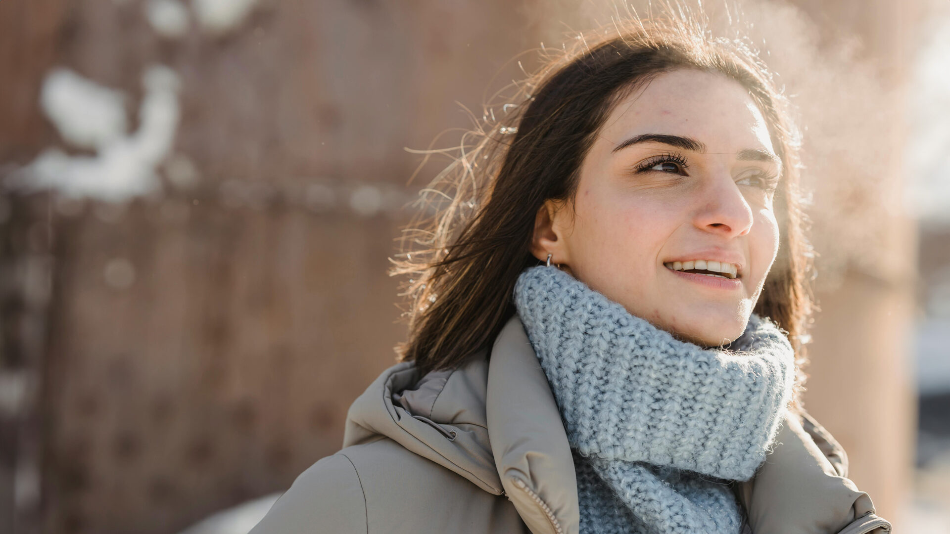 Vrouw met wollen trui en ademwolk