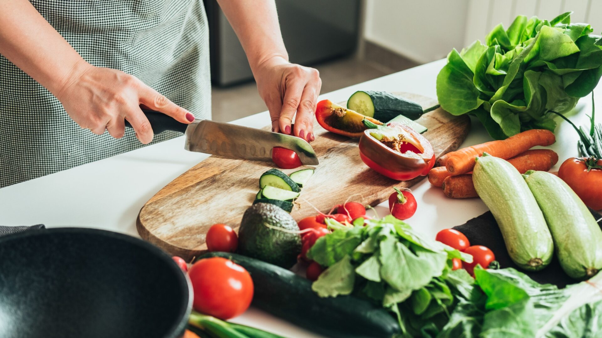 Tomaat, avocado, wortel en sla snijden