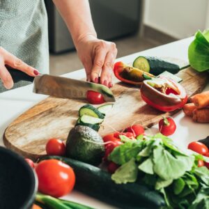 Tomaat, avocado, wortel en sla snijden