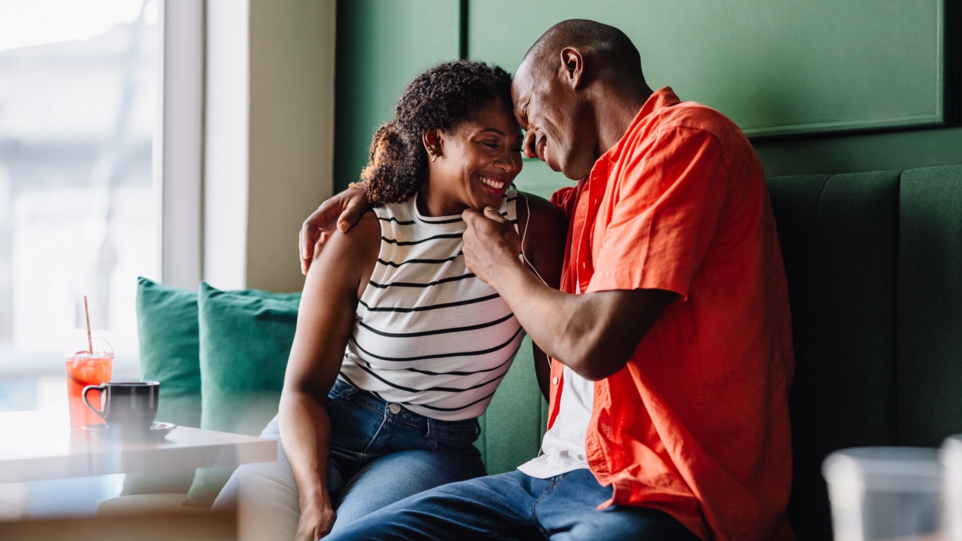 Man en vrouw kijken elkaar aan