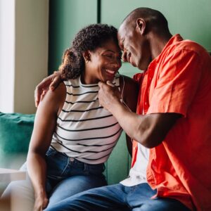 Man en vrouw kijken elkaar aan