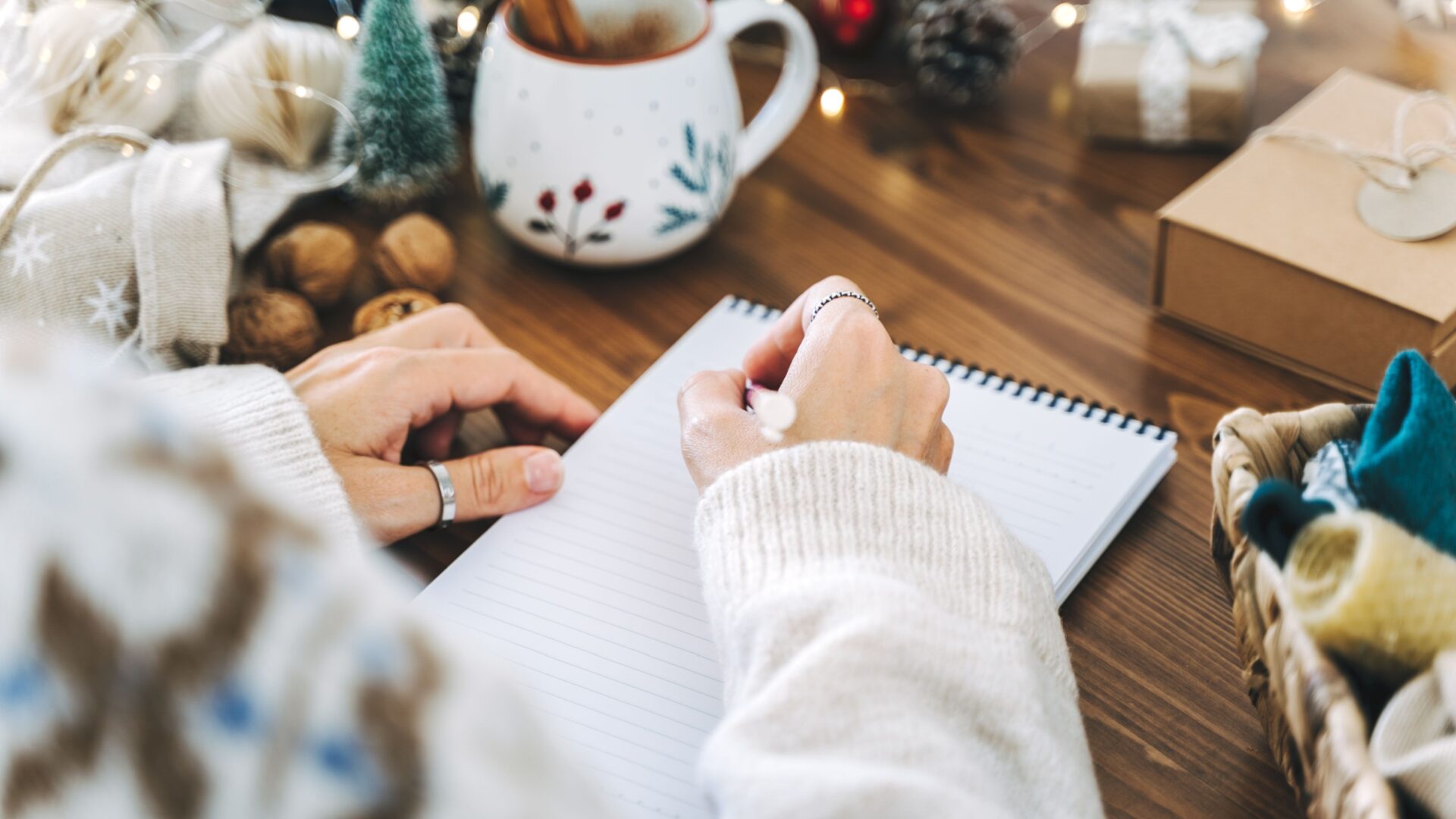 Vrouw schrijf op papier