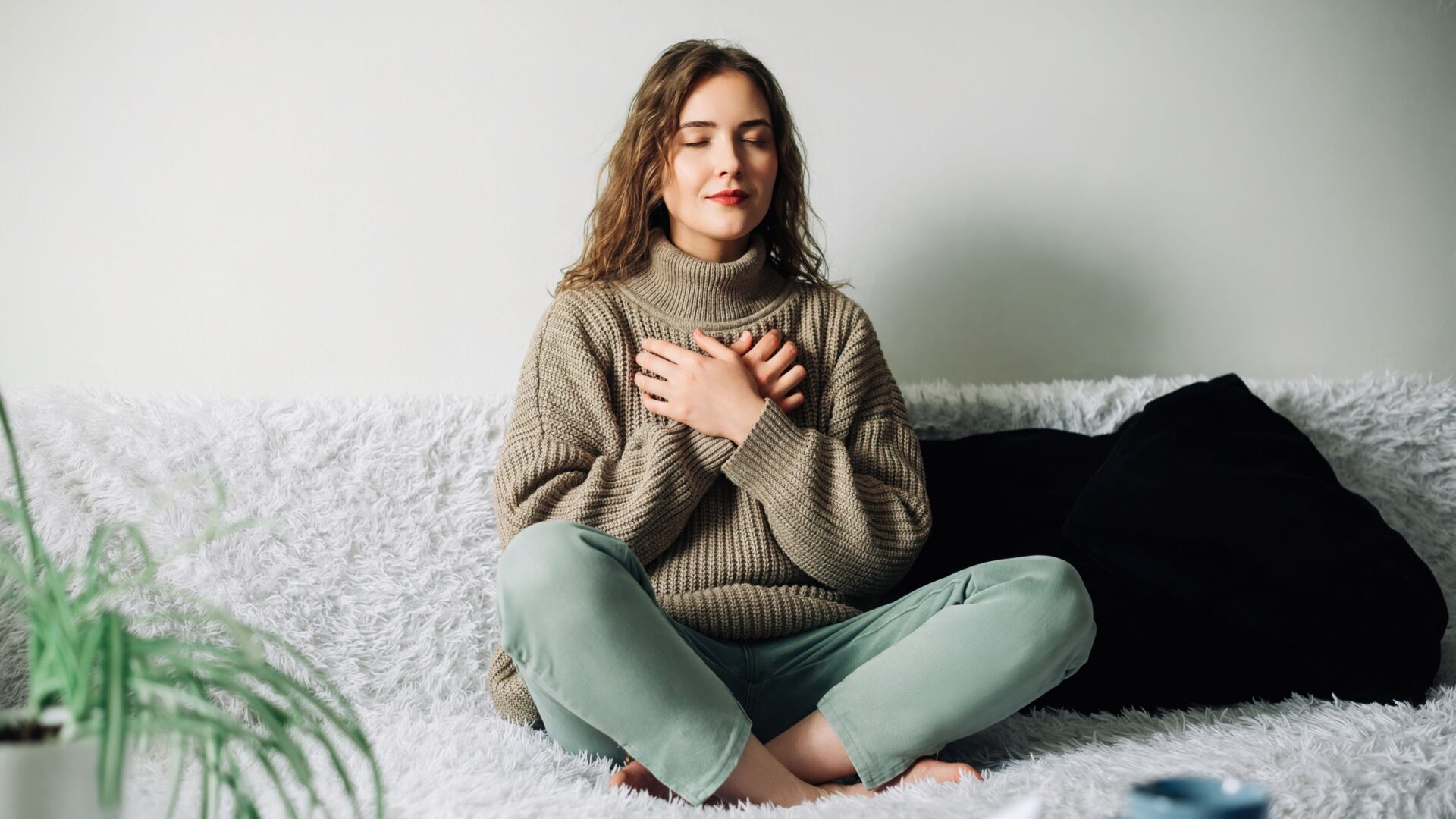 Vrouw in kleermakers met handen op haar borst