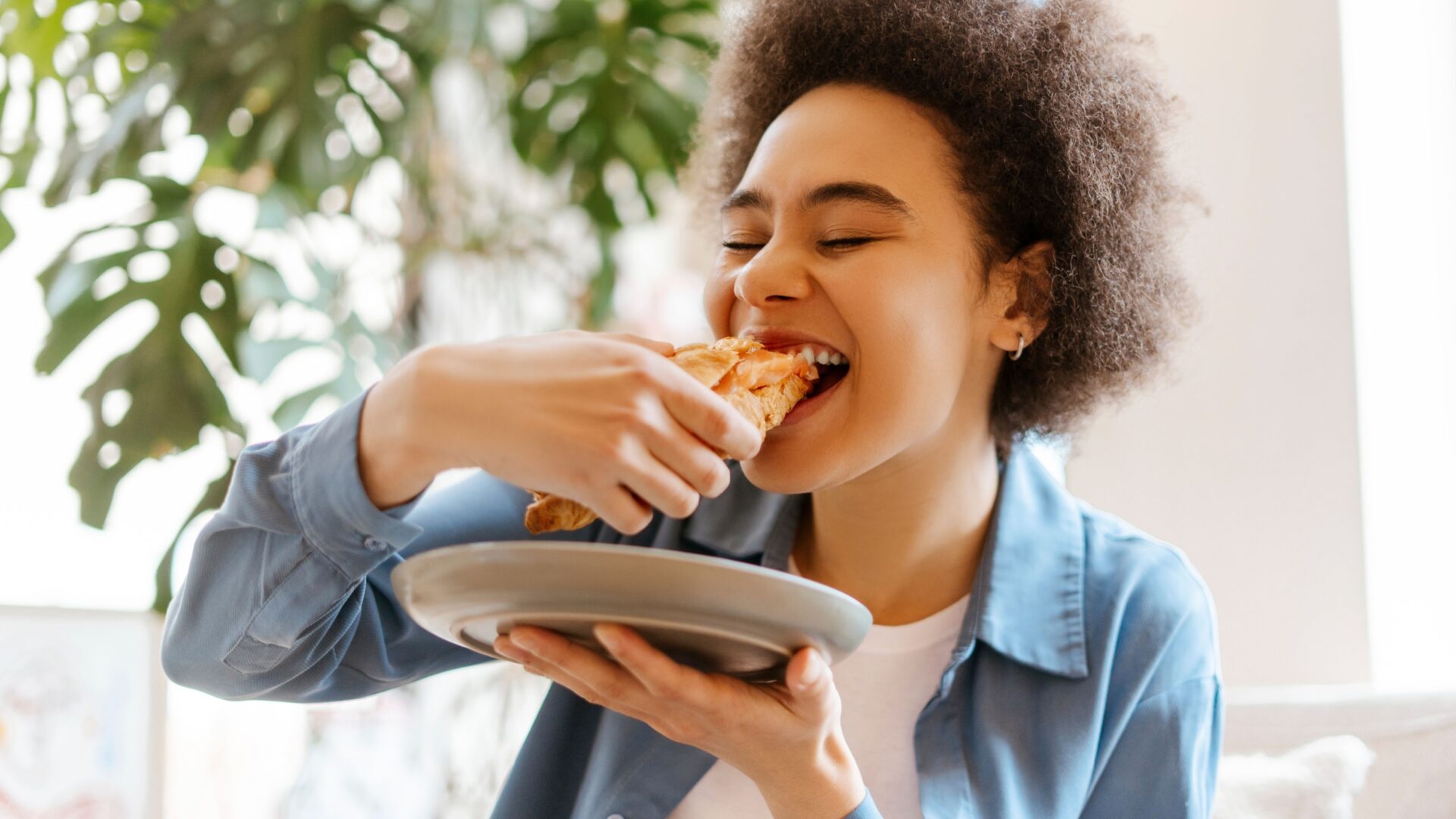 Vrouw eet een bladerdeeggebakje