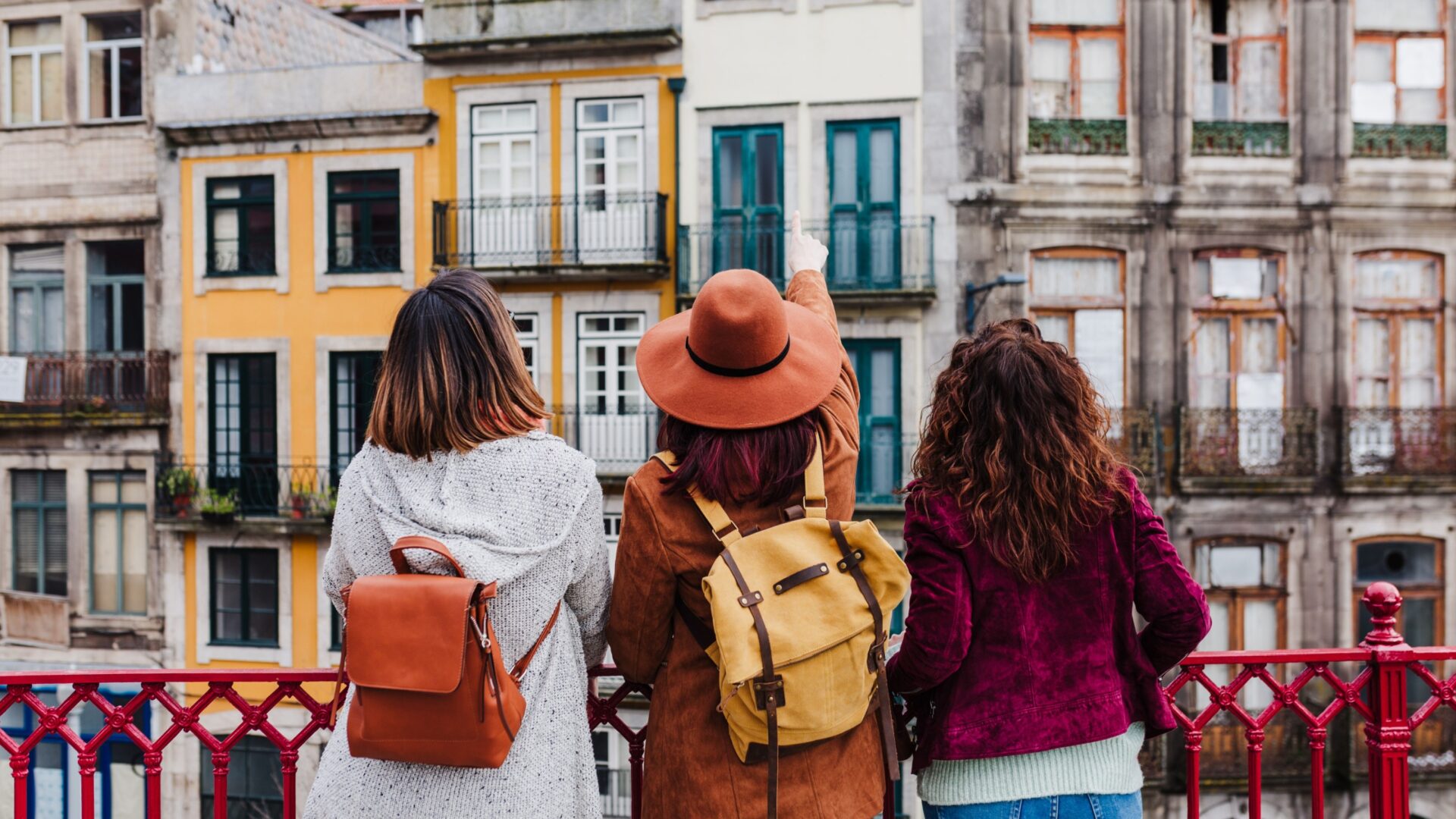 Drie vrouwen in porto op stedentrip