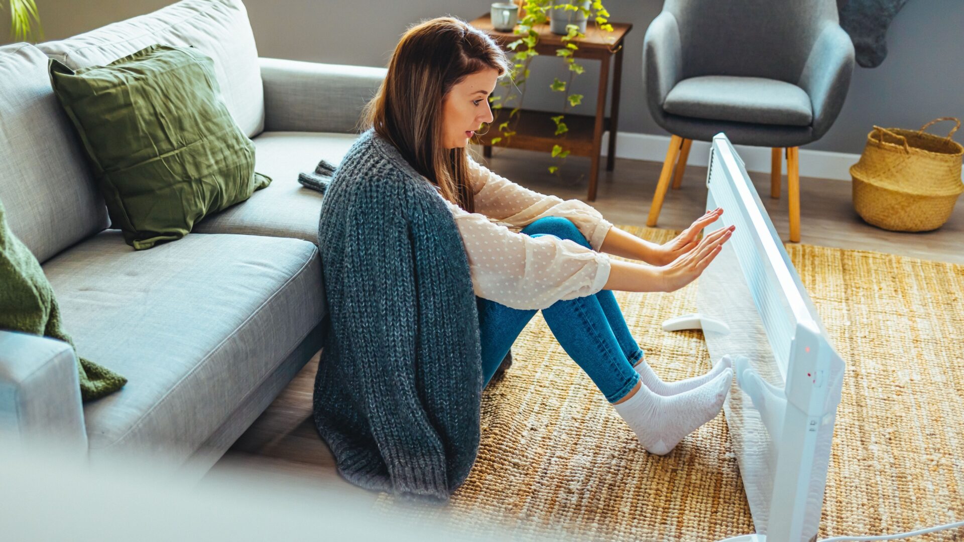 Vrouw houdt voeten tegen verwarming aan