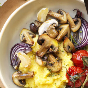 Soft polenta met kastanjechampignons en geroosterde groenten