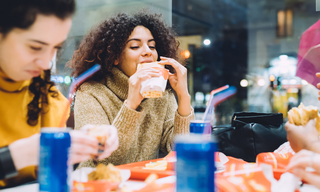Vrouw eet junkfood